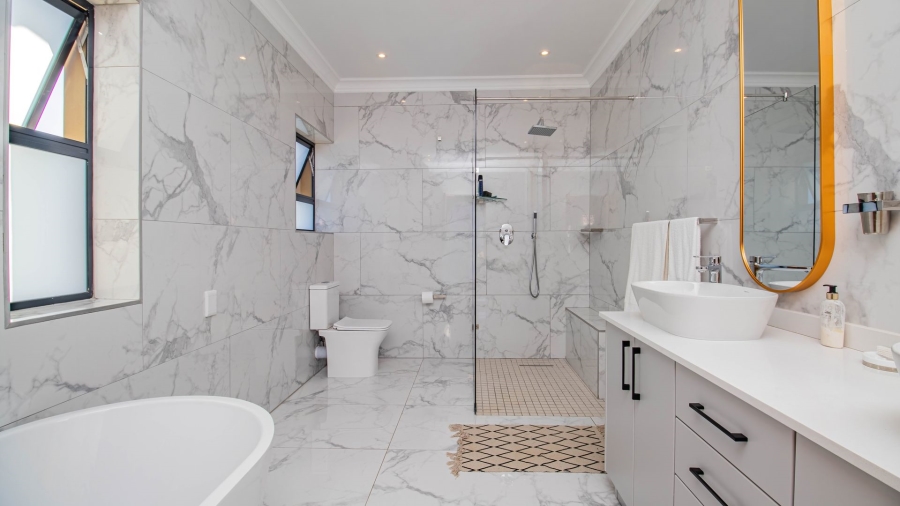 5 Bedroom Property for Sale in The Hill Western Cape